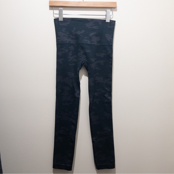 SPANX Look at Me Now Seamless Camo High Rise Crop Leggings - Picture 2 of 6